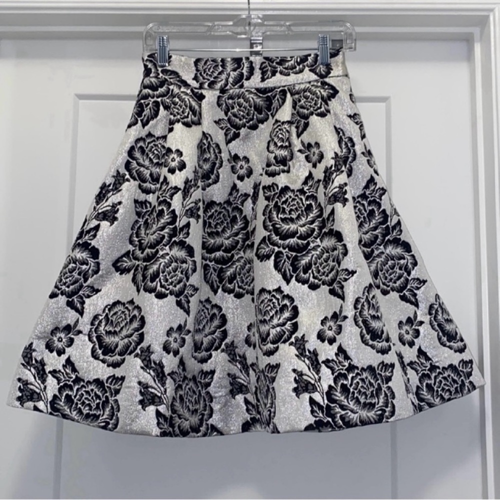 🌹 GRACIA Metallic Black and Silver Floral A-Line Silver
Skirt - Size Small